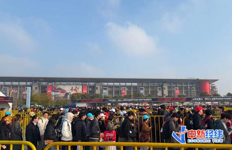  凌晨五点赛场外排长龙，F1中国站票源紧张，黄牛溢价明显 体育新闻