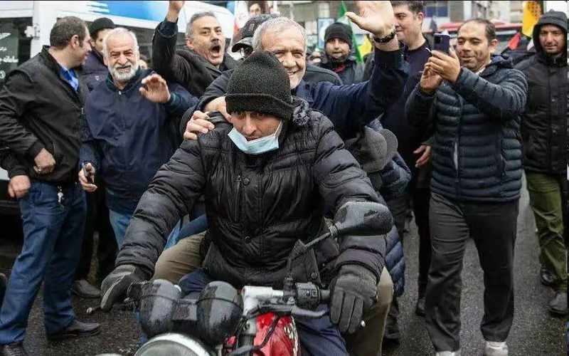 硝烟之下不退缩;伊朗高层街头现身,传递坚定信号。 新闻 硝烟之下不退缩;伊朗高层街头现身,传递坚定信号。 新闻