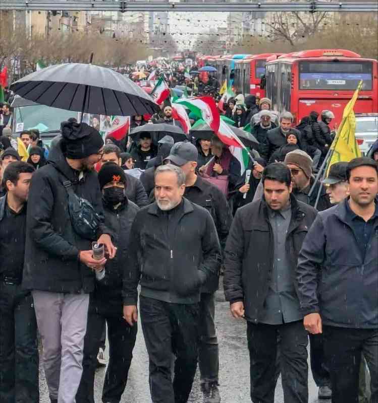 硝烟之下不退缩;伊朗高层街头现身,传递坚定信号。 新闻 硝烟之下不退缩;伊朗高层街头现身,传递坚定信号。 新闻