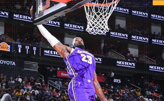  湖人客场扬威，詹姆斯暴扣惊魂；高效得分续写传奇，火箭难挡锋芒。 体育新闻 湖人客场扬威，詹姆斯暴扣惊魂；高效得分续写传奇，火箭难挡锋芒。 体育新闻