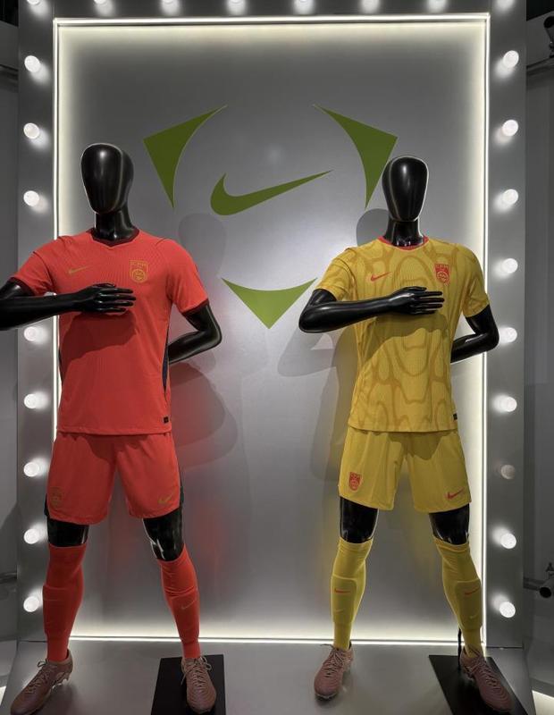  足球装备专业评测出炉；中国队世界杯主场球衣获C级评价；客场球衣落至D级。 体育新闻 足球装备专业评测出炉；中国队世界杯主场球衣获C级评价；客场球衣落至D级。 体育新闻